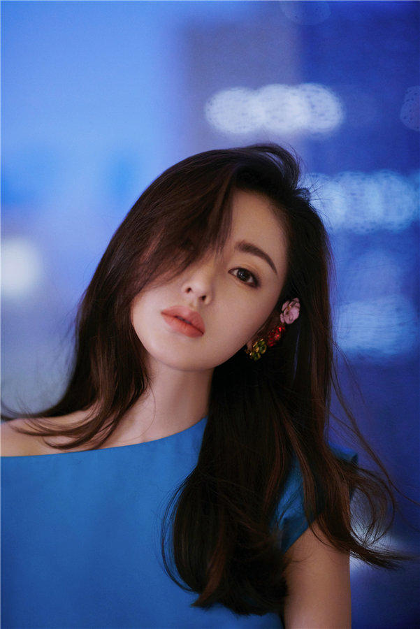 张天爱蓝色皮质裙亮相清爽明艳