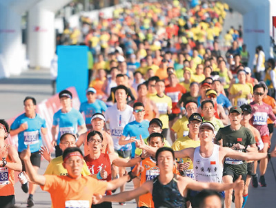 　　2019年4月14日，北京半程马拉松鸣枪起跑。图为参赛选手在比赛中冲过终点。 新华社记者 鞠焕宗摄