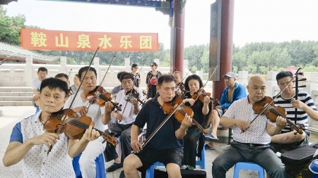 社区老年乐团给邻里送欢乐