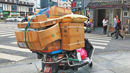 “双十一”后,快件投送量大增。