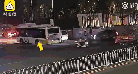 当晚通过查看交通app软件,发现该车辆未在线路运行,遂萌生盗开该公交