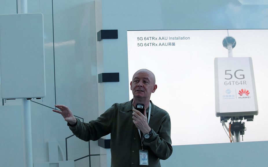 2019年5月29日，广东深圳，一名工作人员在华为总部的一个展厅里讲5G有源天线单元安装。