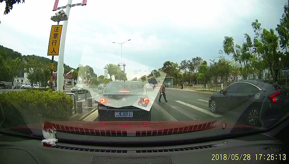 珠海男子驾车穿越多车与被让行老人擦肩而过，引百万网友声讨