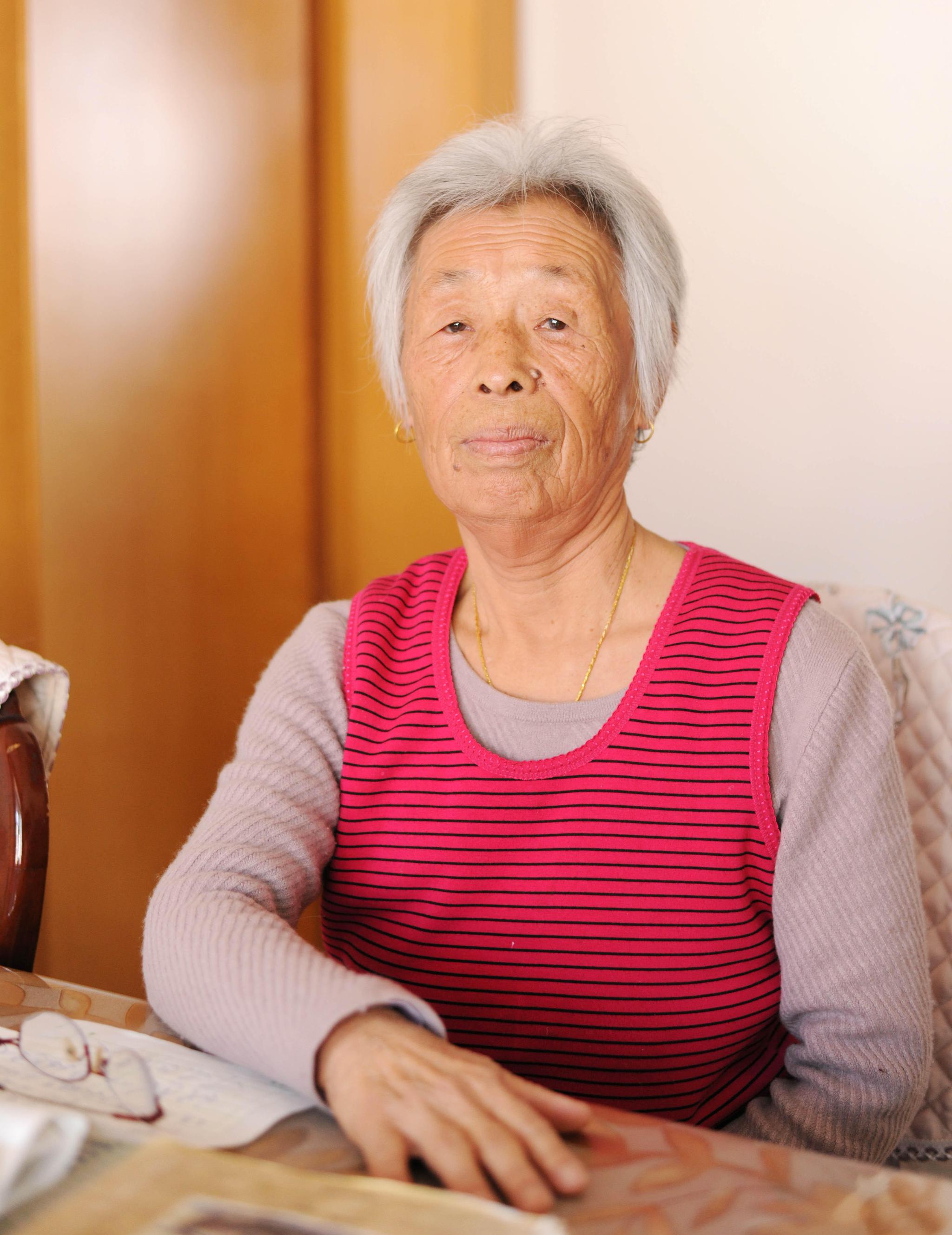 在沙发上放松的中国老妇人用平板电脑照片摄影图片_ID:137791412-Veer图库