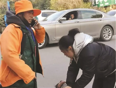 “救我……”五旬男子突然倒地 扬州温暖女孩口对口做人工呼吸