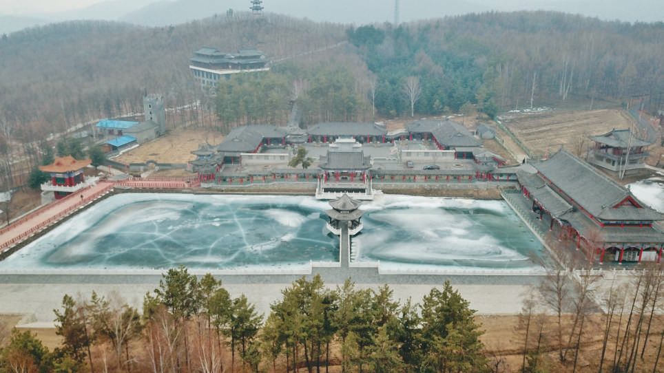 ▲3月20日,黑龙江牡丹江市张广才岭国有林区,俯瞰曹园建筑群。新京报记者 王飞 摄