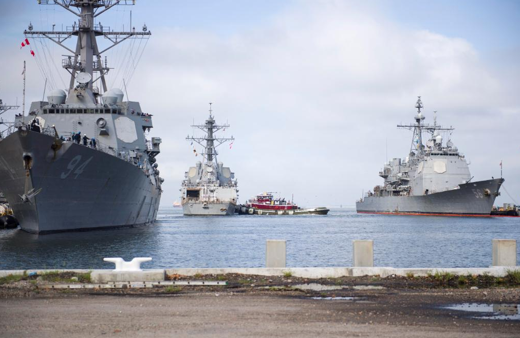 正在离港的军舰 图源：美国海军
