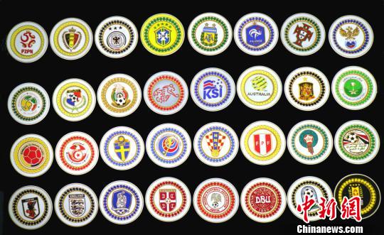 宁夏工匠手中世界杯:32支球队队徽做成金丝彩