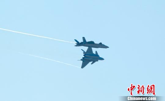 歼-20飞机在航展上首次以编队飞行展示。图为2架歼-20飞机正在进行精湛的飞行表演 陆绍龙 摄 歼-20飞机在航展上首次以编队飞行展示。图为2架歼-20飞机正在进行精湛的飞行表演 陆绍龙 摄