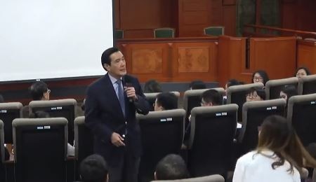 马英九在东吴大学演讲。（图片取自台媒）