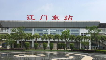 曝光城轨江门东站前搭车乱象!不止是出租车不