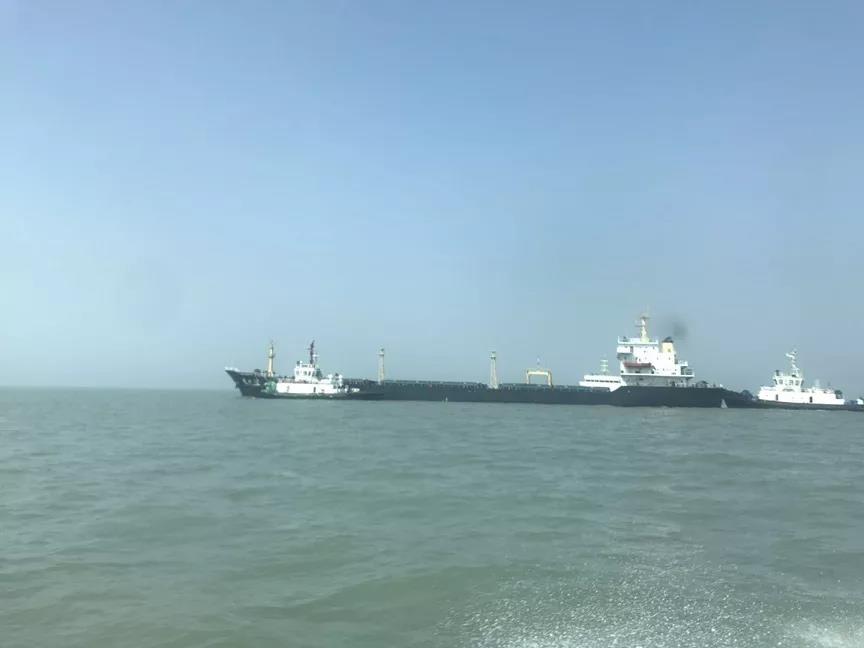 两船海上碰撞“连体”需切割分离 31名船员获救