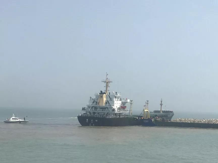 两船海上碰撞“连体”需切割分离 31名船员获救