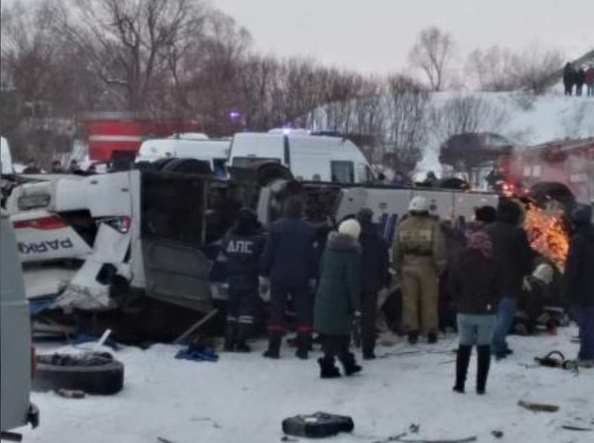 【蜗牛棋牌】俄罗斯大巴从6米高桥上坠河 19死21伤(图)