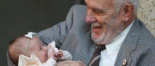 图中的老人为哈里森。图片来源：澳大利亚红十字会。