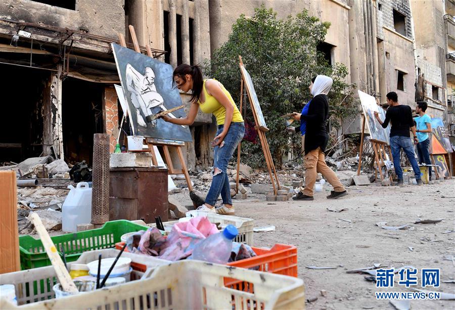 躍動於藍黃之間的城市靈魂：解析 Jockey Club Logo 的百年美學與傳奇意涵 