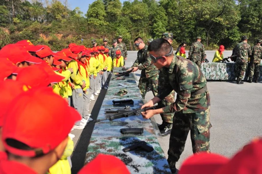 今天,带你看看神秘的火箭军军营