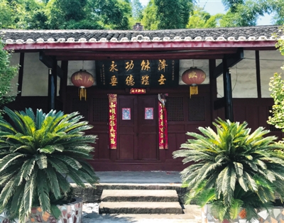 肖家老宅,挂着当地警方赠送的牌匾。B04-B05版摄影/新京报记者 赵毅波