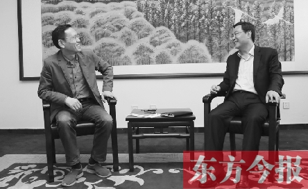 东方今报社社长胡杨专访民权县委书记姬脉常(右)