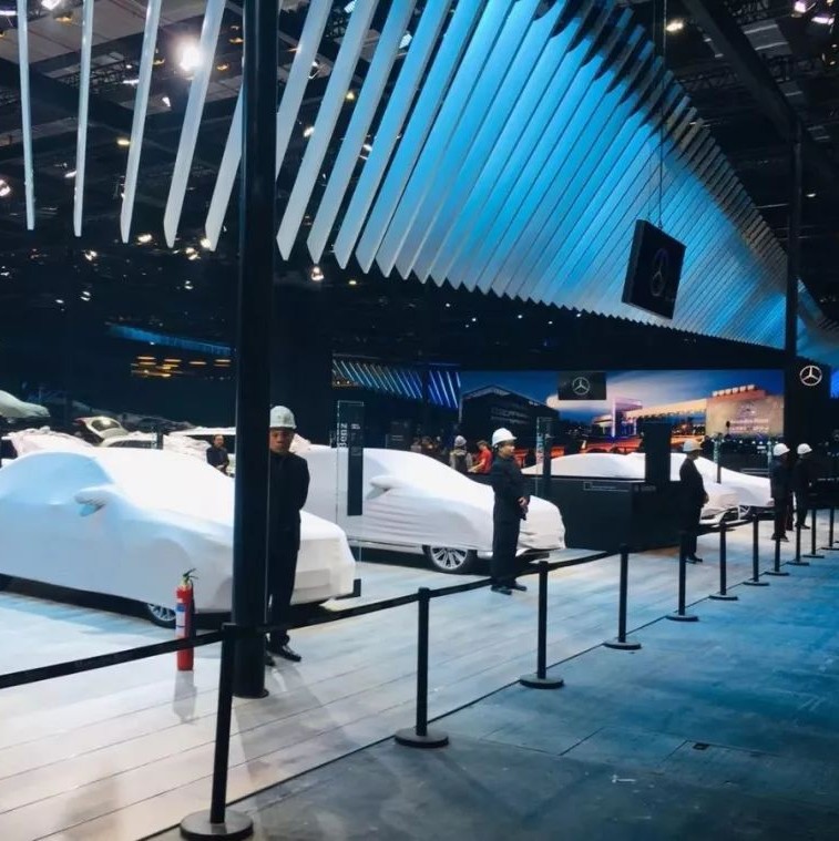 奔驰慌了？上海车展奔驰展台加强安保，2-3米就有一名保安