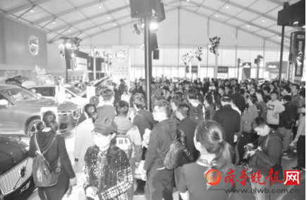 齐鲁车展周末人气旺 豪华车展厅人气爆棚,试乘得排队