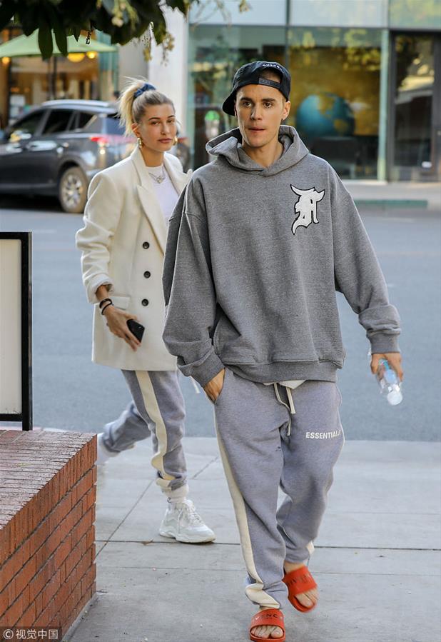 运动裤夫妇!贾斯汀·比伯运动裤上瘾似集邮