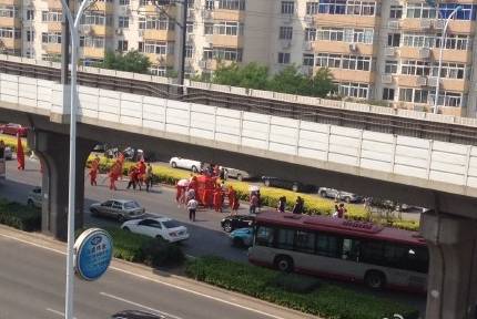 炸街了！天津一对新人结婚百辆豪车占了整条街，网友：堪比世界”豪车展“！