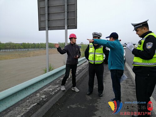 乌鲁木齐卡子湾交警对大乌高速公路项目进行巡查