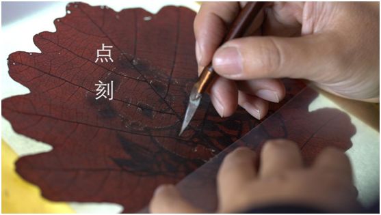 巧借树叶作画  造就神奇艺术！