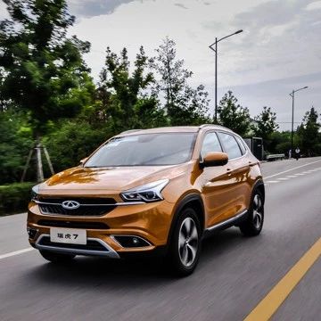 10万级国产高颜值SUV正面交锋！荣威RX5对比奇瑞瑞虎7