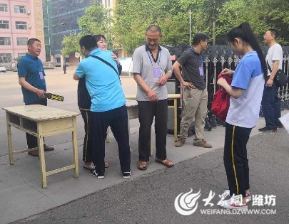 【直击高考】2018高考潍坊七中考点父女拥抱