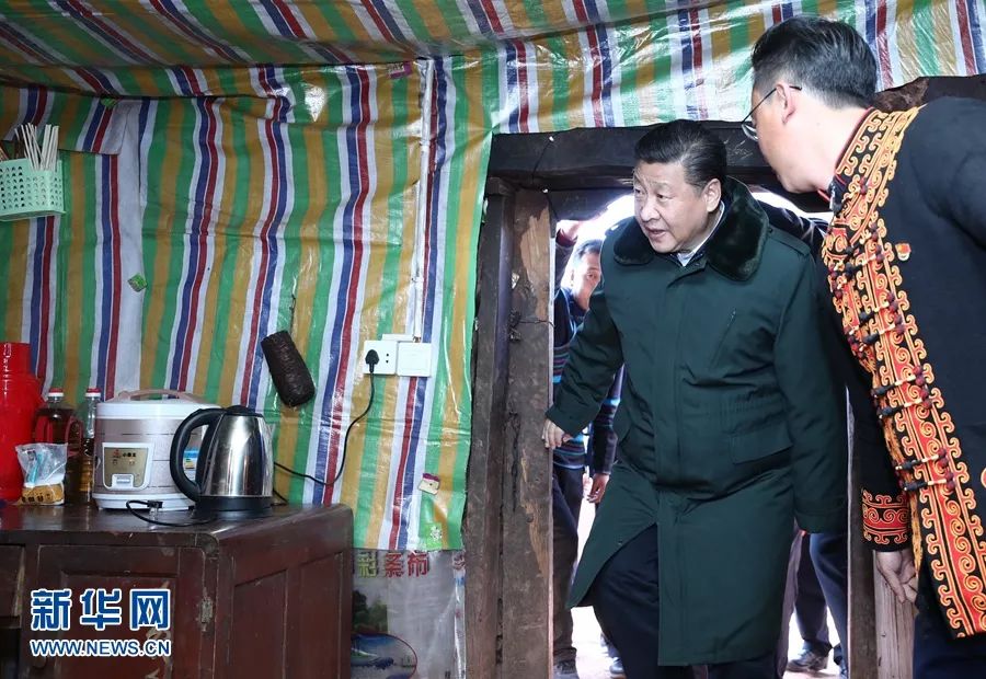 △本年新年前夕,习近平来到四川凉山彝族自治州昭觉县三岔河乡三河村贫困户节列俄阿木家中。 新华社记者 鞠鹏 摄