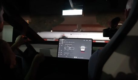 特斯拉Cybertruck的“大理石”仪表盘是用纸做的?