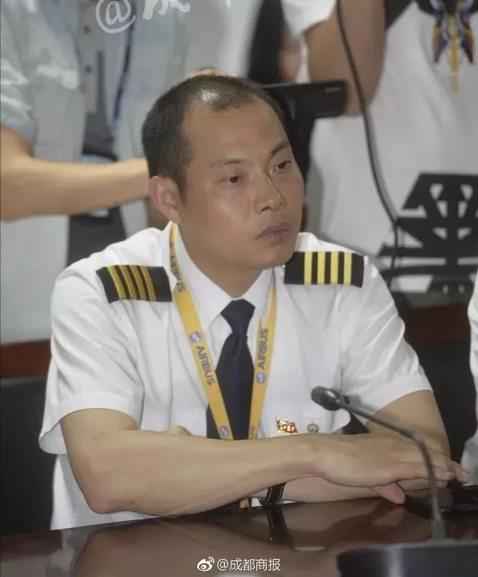 川航迫降机长曾是我军飞行员 多次经历玻璃爆