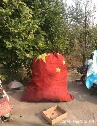 京昆高速服务区用国旗做垃圾袋 官方：别上纲上线