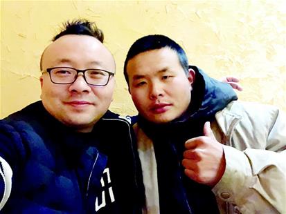图为:阿震(右)和谭世英成了好友
