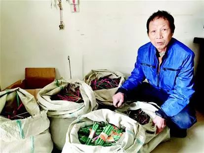 拾荒十几年的他给母校送5个麻袋 打开后师生泪目