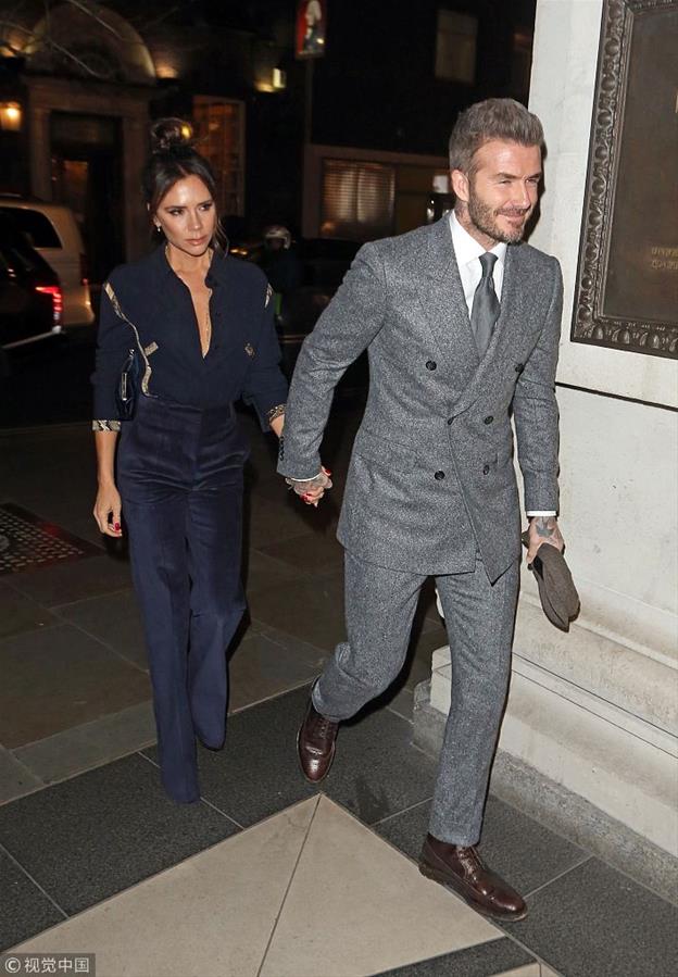 贝嫂全黑look霸气 小贝牵手甜蜜依旧