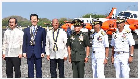 出席“TC-90”交付仪式的日菲相关人员。左起第二位为日本防卫政务官福田达夫,左起第三位为菲律宾防长洛伦扎纳。