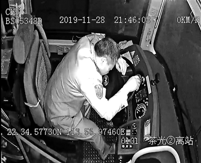 王师傅感觉不适后,完成了停车、转移乘客等操作才趴在座位上休息