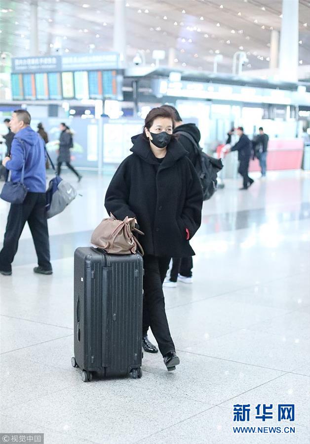 江珊口罩遮面现身机场 皮肤白皙气质优雅