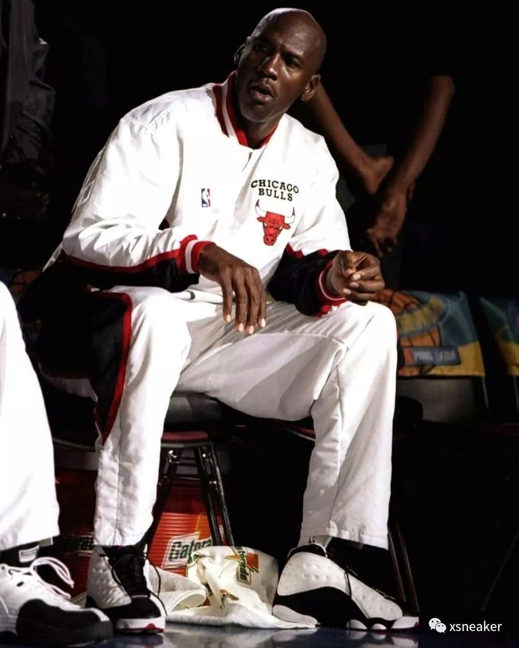 疯狂!AJ13熊猫鞋成都今天发售!奶爸们抱起娃娃都来抢!