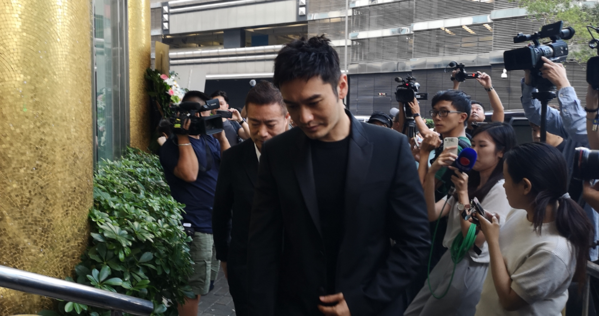 黄晓明前来吊唁。新京报记者 齐超 摄