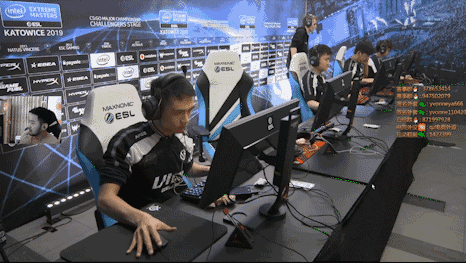 我这一棒子下去居然没有打碎 动图 小姐姐摔疼了么