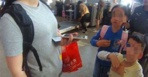 7岁小女孩带着妈妈找初中,麻烦跑丢了,警察帮女生强奸弟弟图片