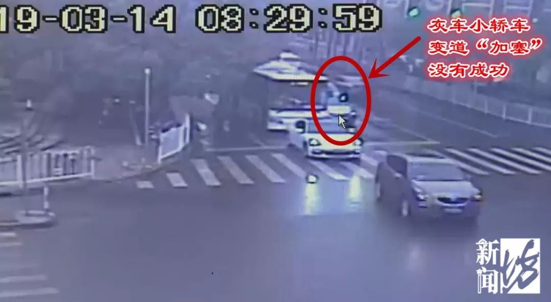 轿车使坏故意刹车被公交追尾 警察将司机拘留10日