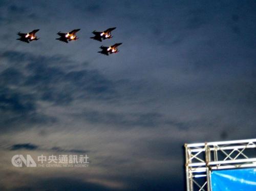 经国号战机低空通场。图片来源:台湾“中央社”(资料照片)