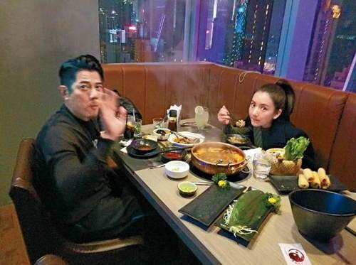 郭富城前往上海约会妻子 与方媛深夜逛街好甜