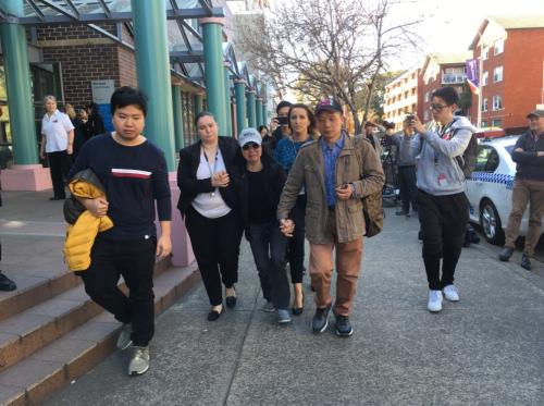 俞琪父母在法庭外。(图片来源:澳大利亚新快网) 澳洲华人女子被害案延期 父母悲伤要求严惩凶手