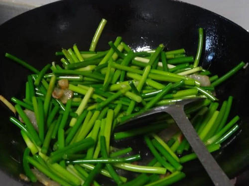 蒜薹炒肉时,想要不硬不老,这个“调料”必不可少!炒完又脆又香